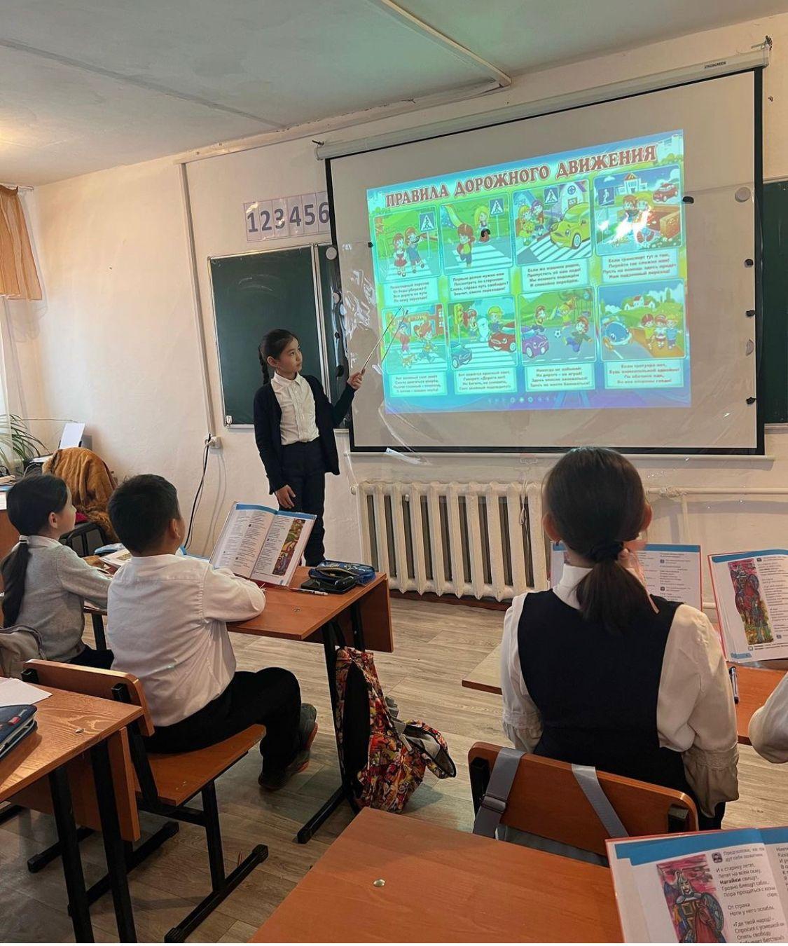 #достық11ортамектебі «Жол полицияның көмекшілері» тобына құралған жасақ «Сен жол ережесін білесің бе?» атты акция ұйымдастырылып,1-4сынып оқушыларына түсіндірме жұмыстары жүргізіліп,жадынама таратылды.