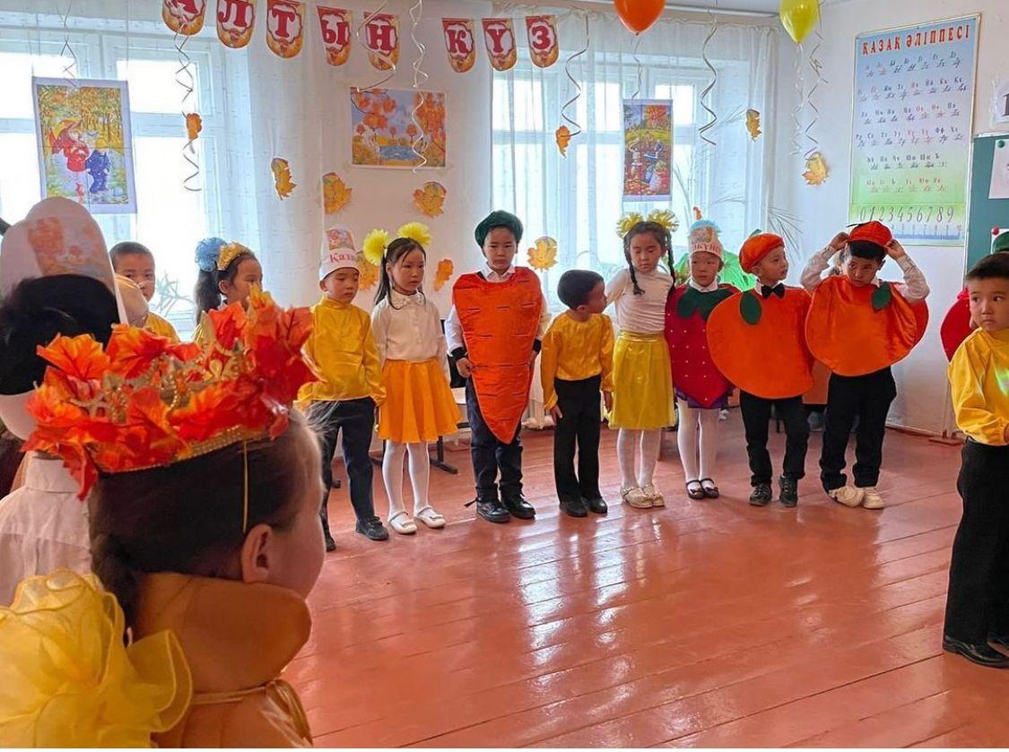#достық11ортамектебі Өзін өзі басқару ұйымымен ұйымдастырылған “Армысын алтын күз” атты іс шара өткізілді