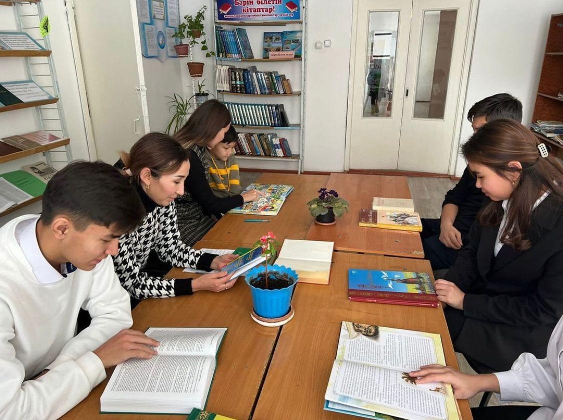 #достық11ортамектебі кітапханасында "Кітапқұмарлар үйірмесінің"халық ауыз әдебиеті тақырыбында кітапқұмарлар мүшелерімен отырыс өтті.